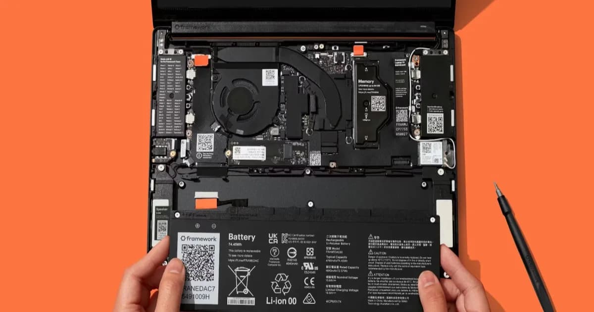 Laptop Framework dengan komponen internal yang dapat diganti dan diupgrade oleh pengguna