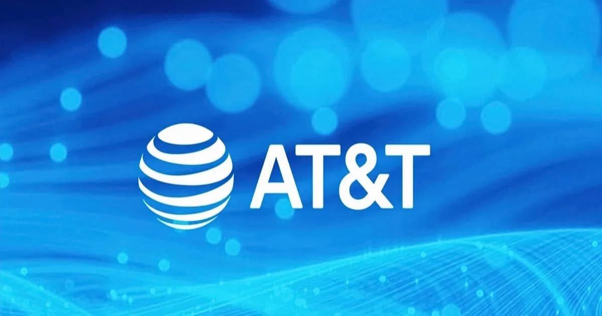 Logo AT&T dengan latar belakang gelap, menandakan kenaikan harga internet bagi pelanggan.