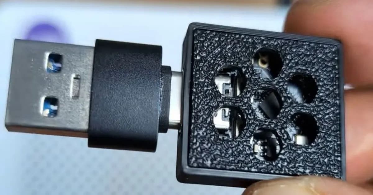 Sebuah foto close-up dari perangkat pemblokir iklan USB dan Wi-Fi buatan sendiri yang dibuat oleh seorang penggemar teknologi.