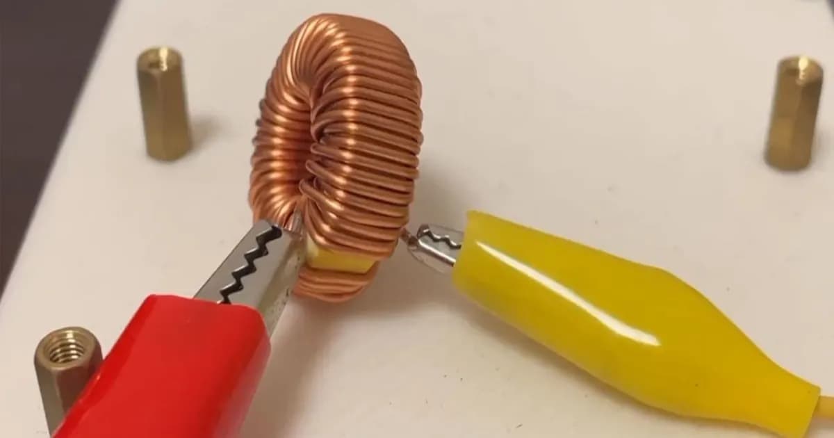 Induktor toroidal yang digunakan untuk memainkan musik melalui coil whine