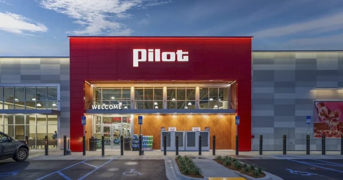Pilot travel center dengan stasiun pengisian daya EV yang terang benderang di malam hari