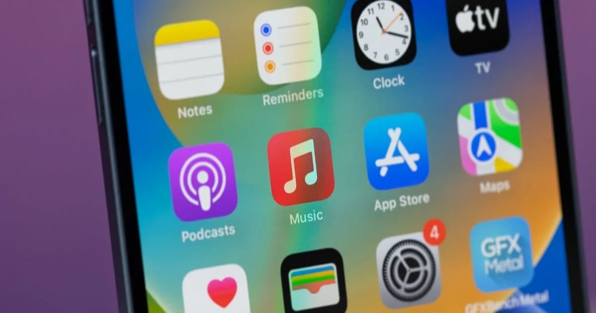 Ilustrasi layanan Apple Music dan iCloud di iPhone dengan latar belakang harga yang naik