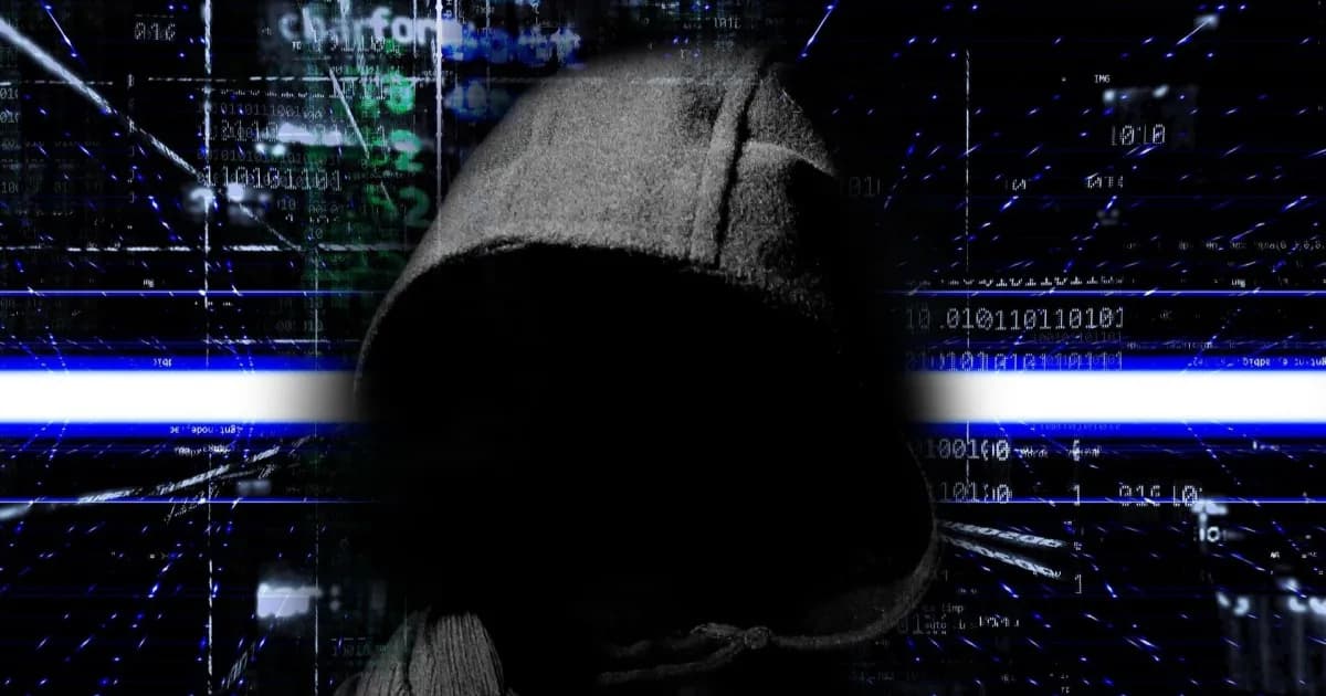 Ilustrasi serangan ransomware dengan segitiga peringatan merah di atas laptop