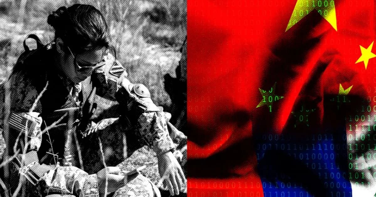 Ilustrasi ponsel pintar dengan kode pemrograman dan latar belakang peta militer yang menunjukkan kerentanan keamanan data personel militer AS