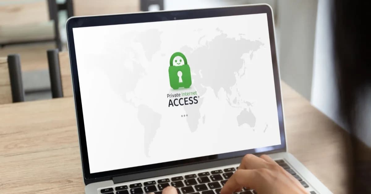 Ilustrasi aplikasi Private Internet Access VPN berjalan di berbagai perangkat seperti laptop dan smartphone.