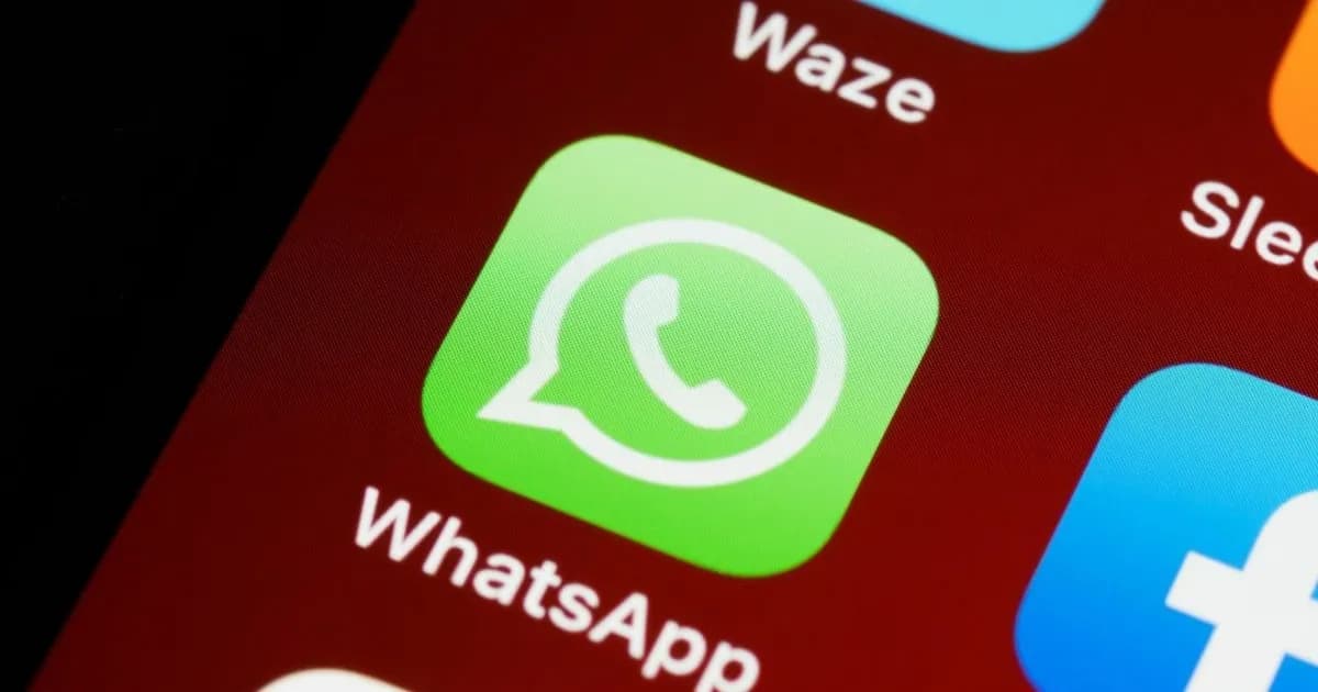 Tampilan antarmuka WhatsApp Mac dengan desain Liquid Glass terbaru