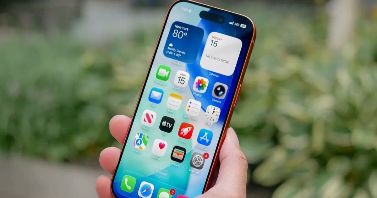 Ilustrasi iPhone dengan ikon kunci keamanan dan latar belakang biru gelap