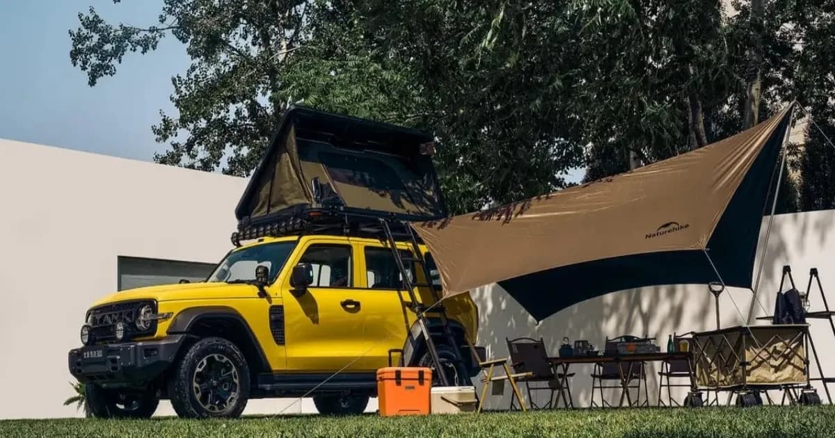 Tank 300L PHEV Great Wall Motors tampak samping dengan ground clearance tinggi