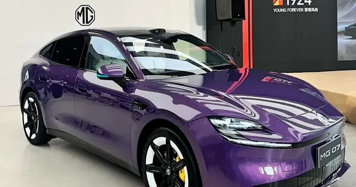 MG 07 fastback elektrik tampak depan di showroom diler China