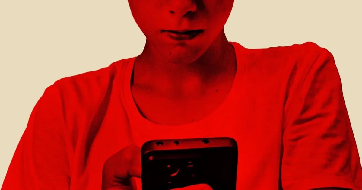 Ilustrasi remaja menggunakan ponsel pintar dengan latar belakang digital yang merepresentasikan ancaman deepfake dan konten seksual AI.