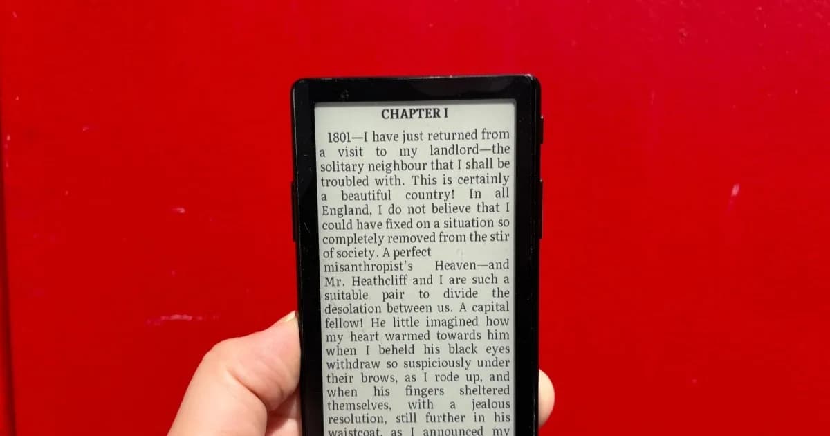 Xteink X4 Pro e-reader mungil dengan layar menyala menampilkan halaman buku