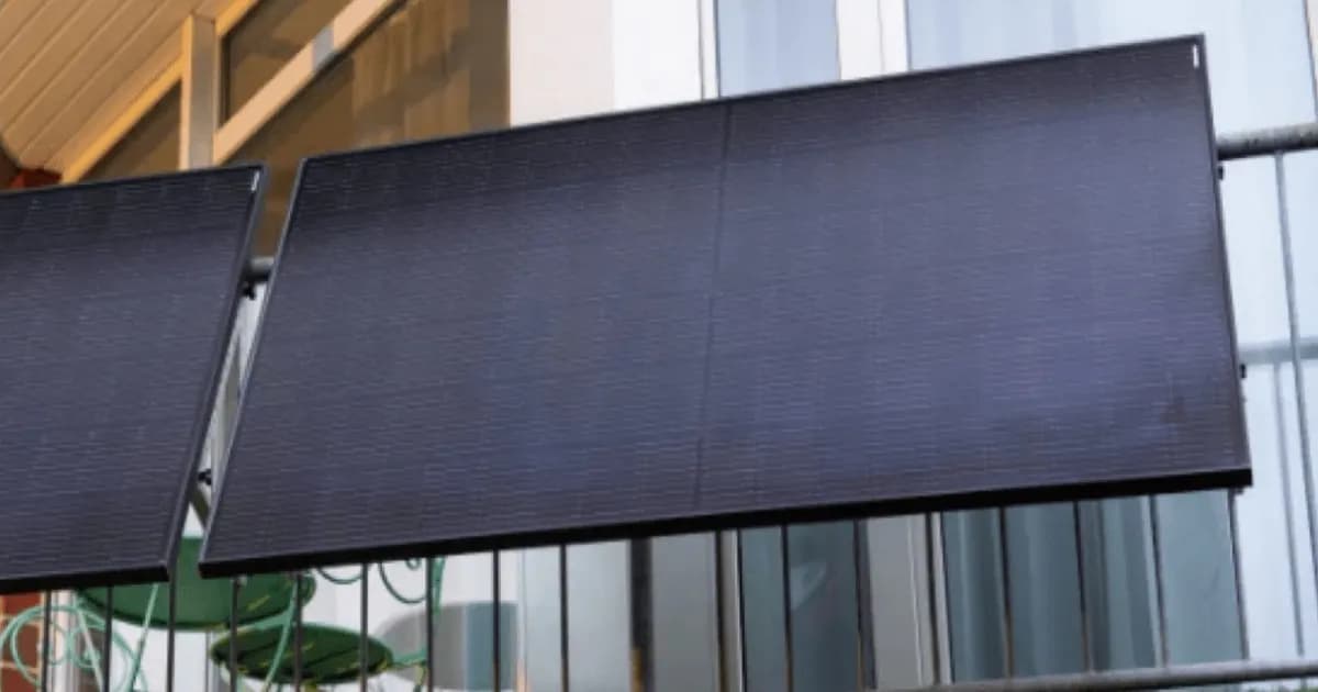 Panel surya plug-in yang dipasang di balkon rumah dengan pemandangan kota