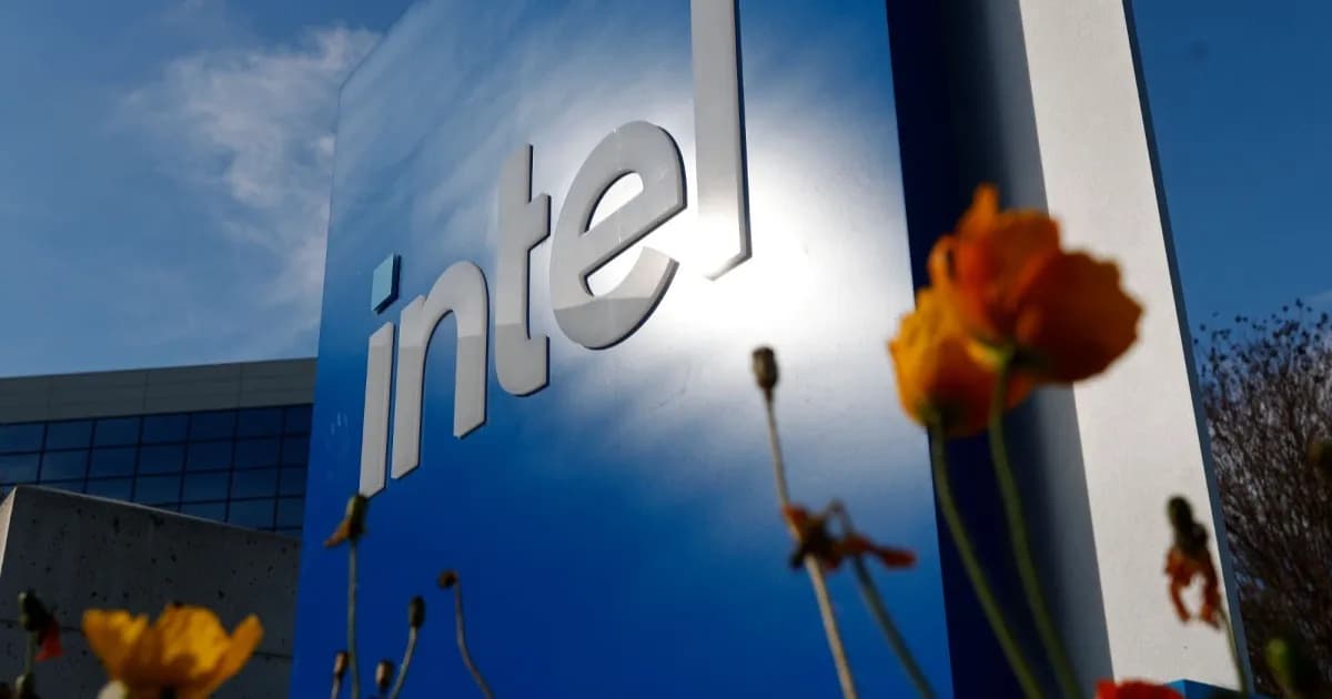 Logo Intel dan Fortinet menunjukkan kolaborasi strategis untuk chip keamanan SP6