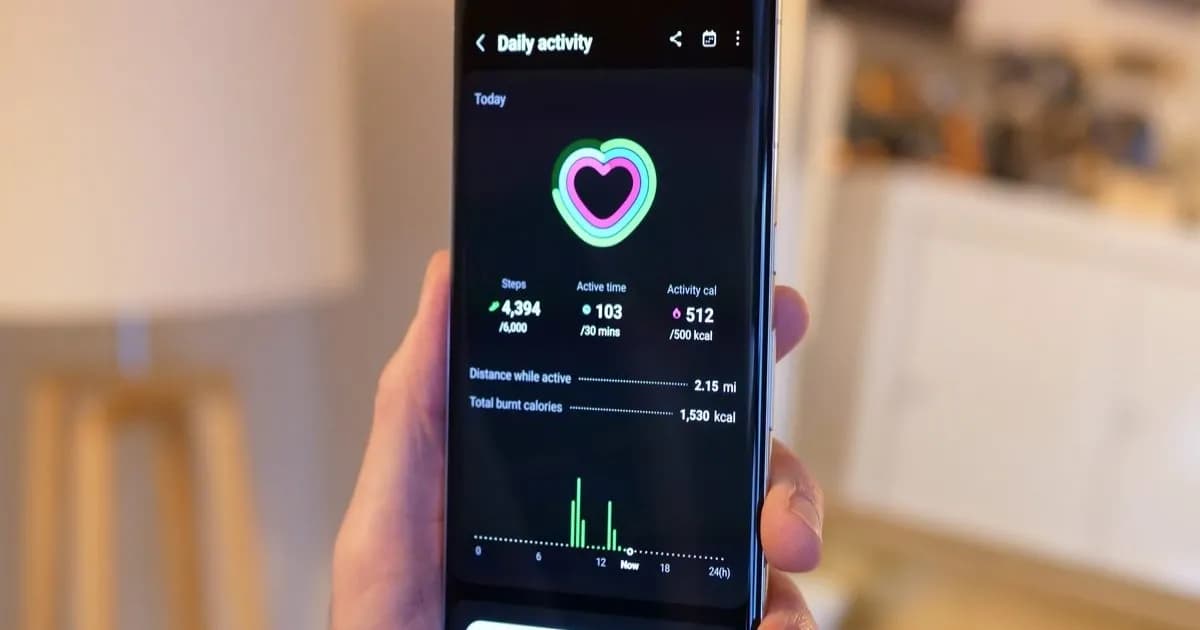 Samsung Health Assistant menampilkan analisis data kesehatan AI