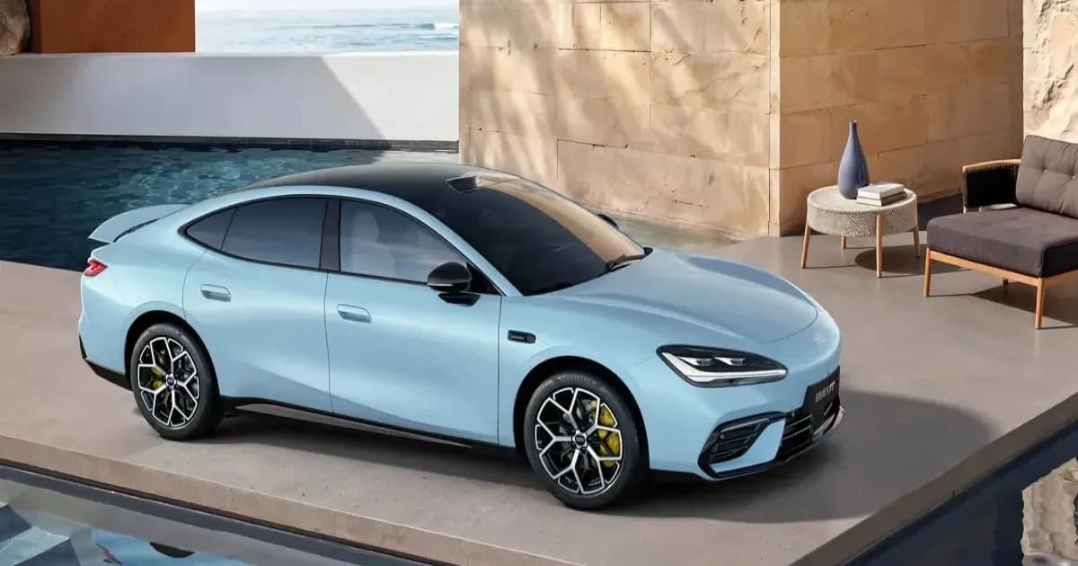 Geely Galaxy TT Ultra tampak depan dengan desain aerodinamis dan lampu LED tajam