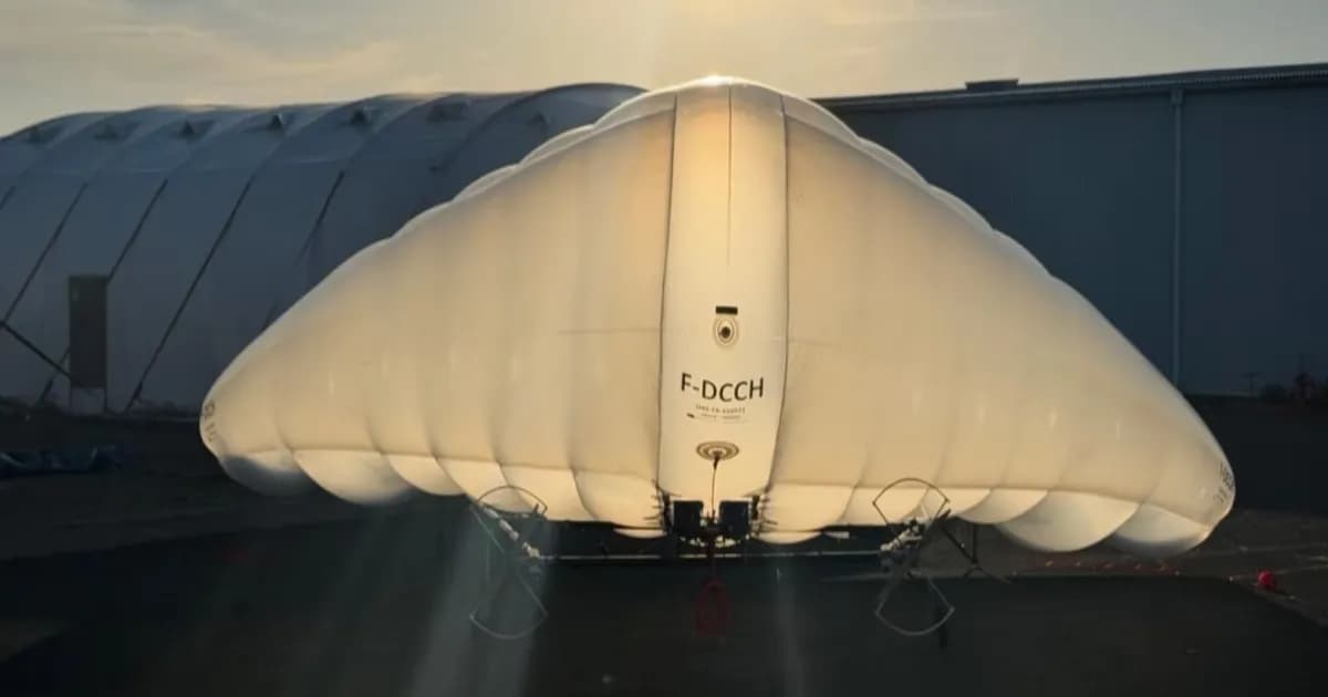 Drone inflatable daS10 Celeste Ecoflyers dengan sayap mengembang di landasan