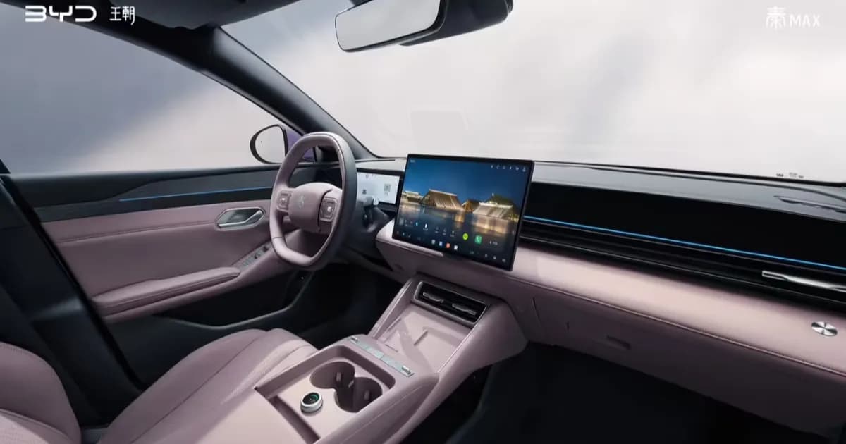 Interior BYD Qin Max dengan desain wrap-around dan layar floating tengah