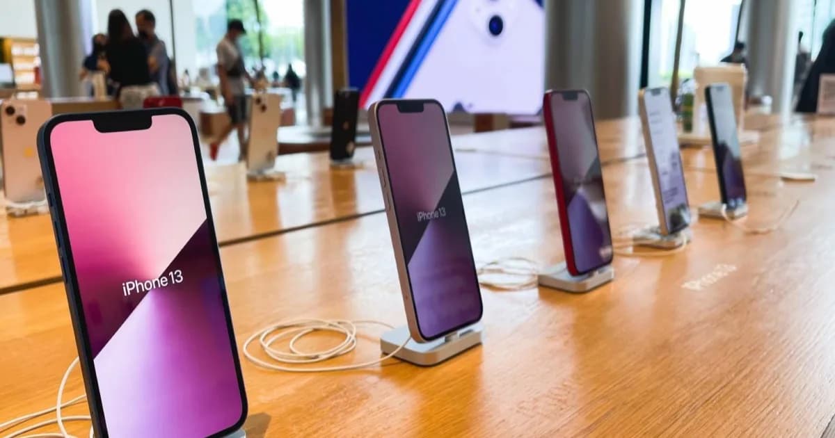 iPhone 13 on display inside Apple Store sebagai ilustrasi program leasing Apple terbaru