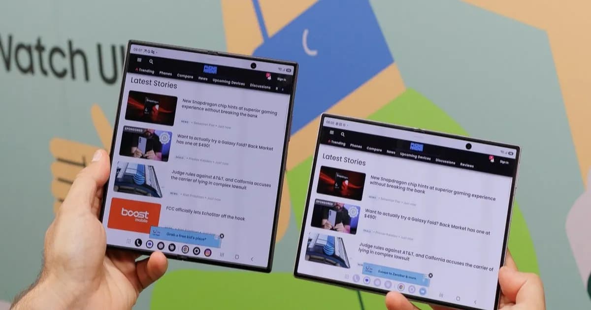 Ilustrasi teknologi Flex Titanium Samsung pada layar Galaxy Z Fold 8 yang menunjukkan struktur titanium alloy film dan titanium plate yang lebih kuat dan tipis.