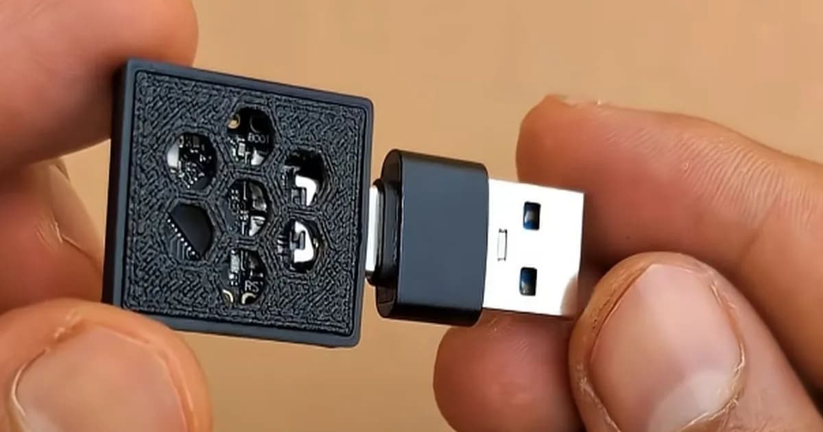 Dongle USB pemblokir iklan kecil berwarna putih dengan logo Wi-Fi terhubung ke laptop, siap memblokir iklan di seluruh jaringan.
