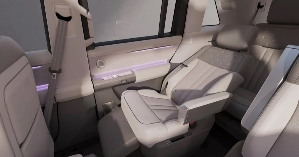 Freelander 8 menampilkan kursi zero-gravity mewah di baris kedua