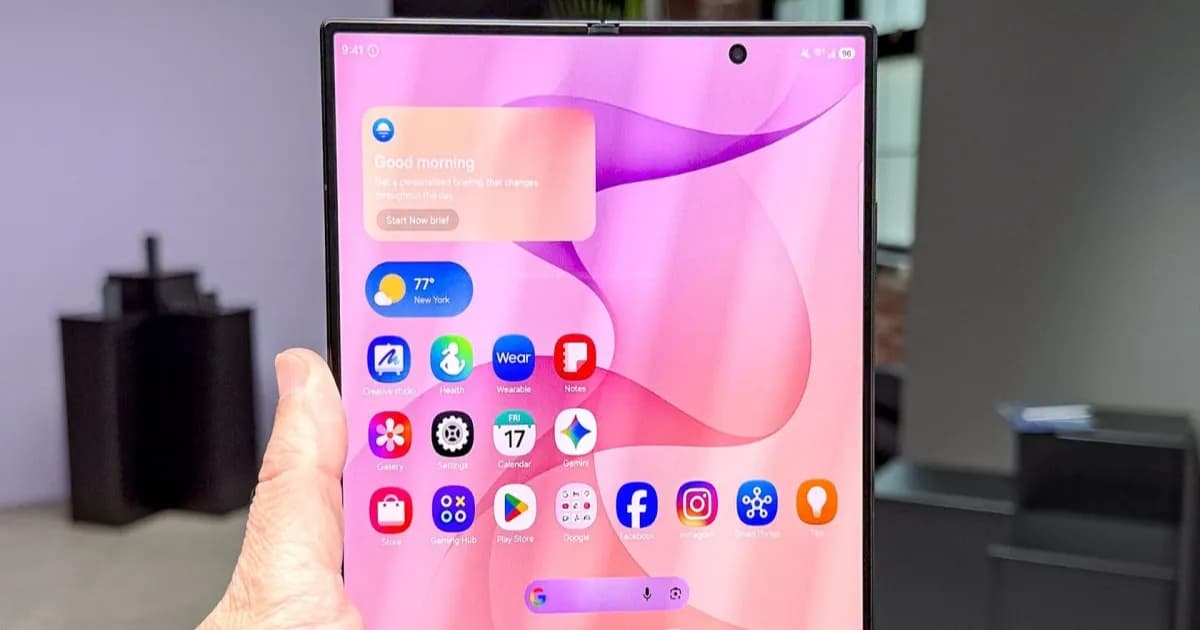 Galaxy Z Fold 8 Ultra dan Galaxy Z Fold 7 diperlihatkan berdampingan untuk menunjukkan perbandingan lipatan layar