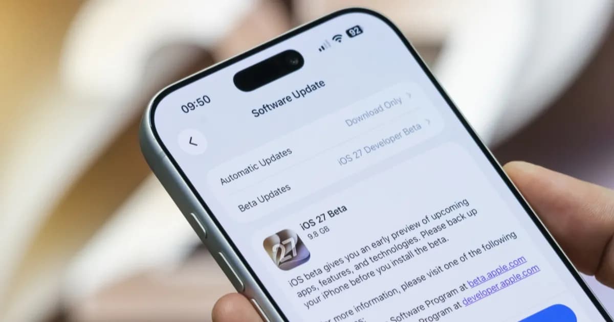 Tampilan layar iOS 27 dan macOS 27 public beta 2 dengan fitur Siri AI dan Liquid Glass