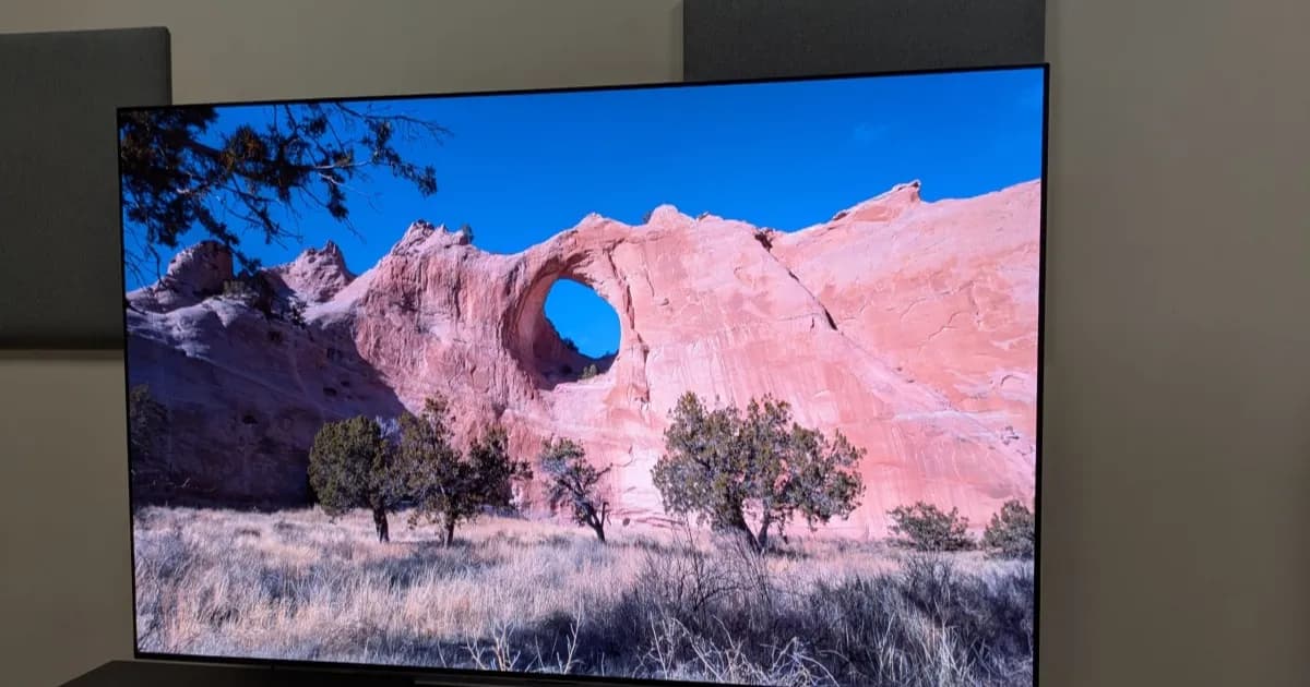 LG C6 OLED TV menampilkan pemandangan ngarai dengan sinar matahari, menunjukkan kecerahan dan akurasi warna
