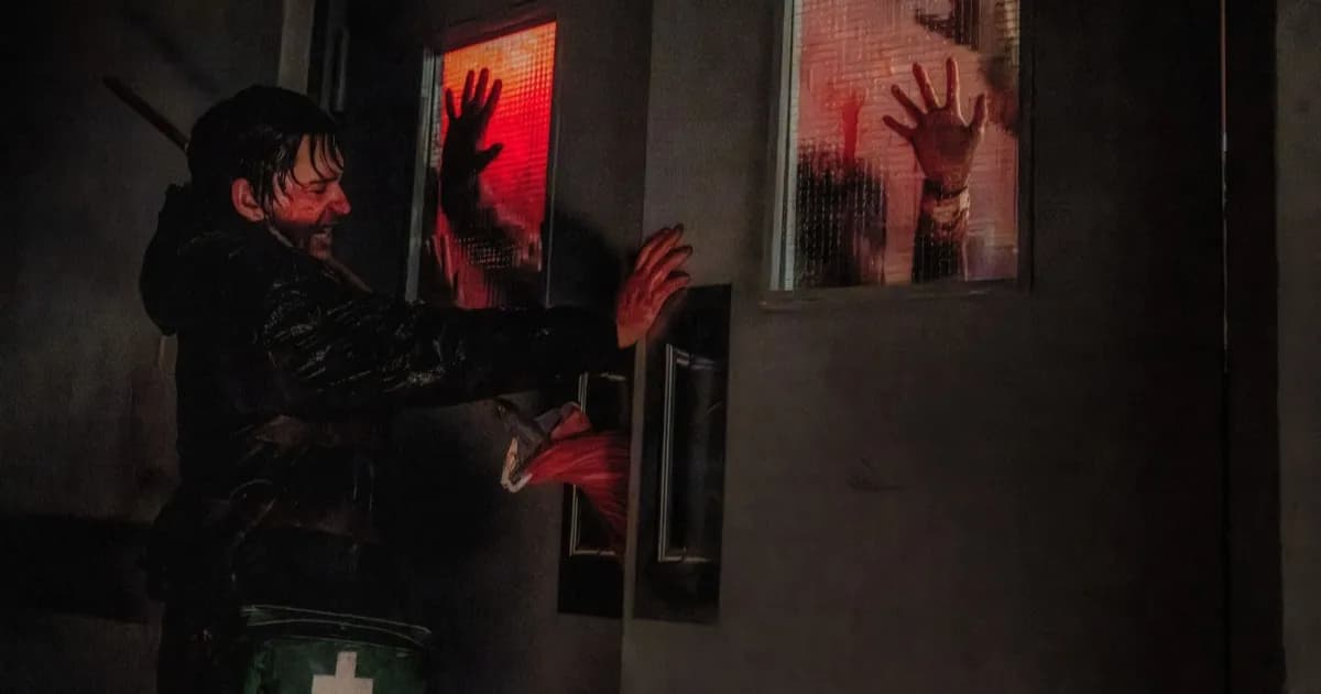 Poster film Resident Evil menampilkan karakter utama Bryan dengan latar Raccoon City yang suram.
