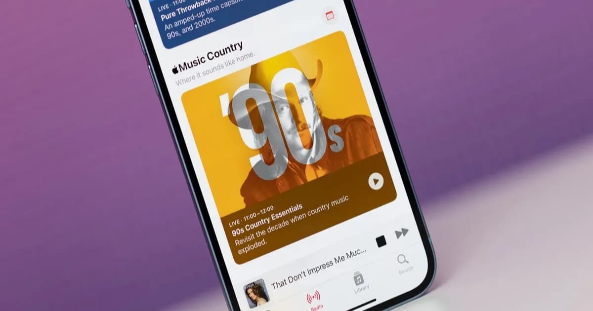 Tampilan antarmuka Apple Music dengan kontrol pemutaran di iPhone