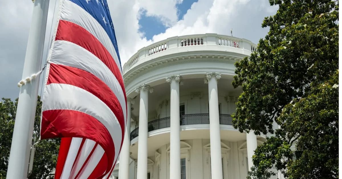 Gedung Putih dengan langit biru, latar belakang landmark Washington DC