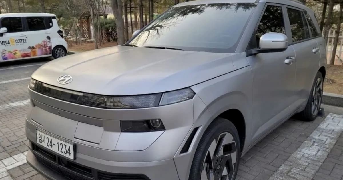 Hyundai Kona 2027 dengan desain SUV tangguh dan pencahayaan piksel
