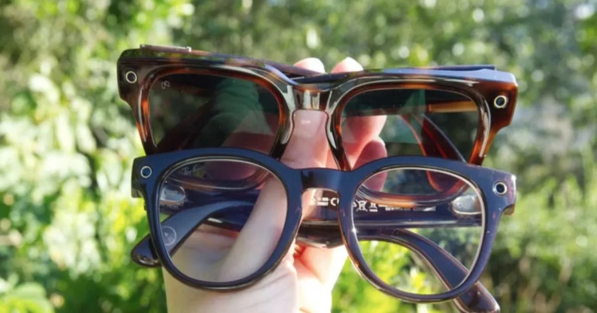 Dua pasang kacamata pintar Meta Glasses yang digunakan untuk merekam secara ilegal di Instagram