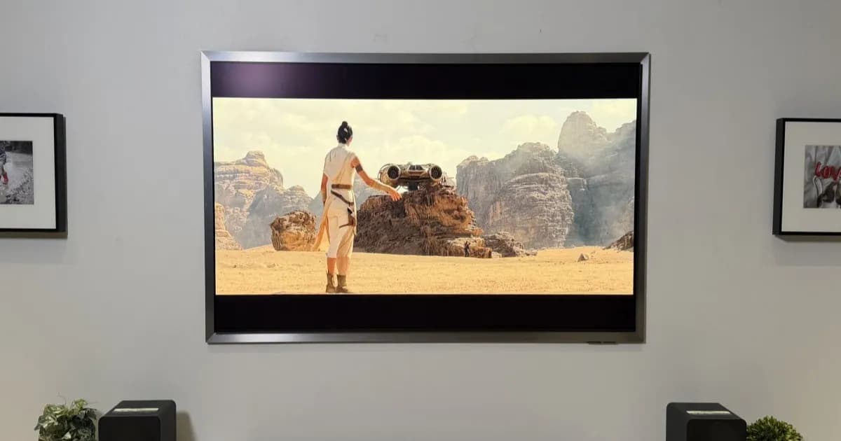 Ilustrasi Samsung TV dengan fitur Active Voice Amplifier yang mendeteksi kebisingan ruangan
