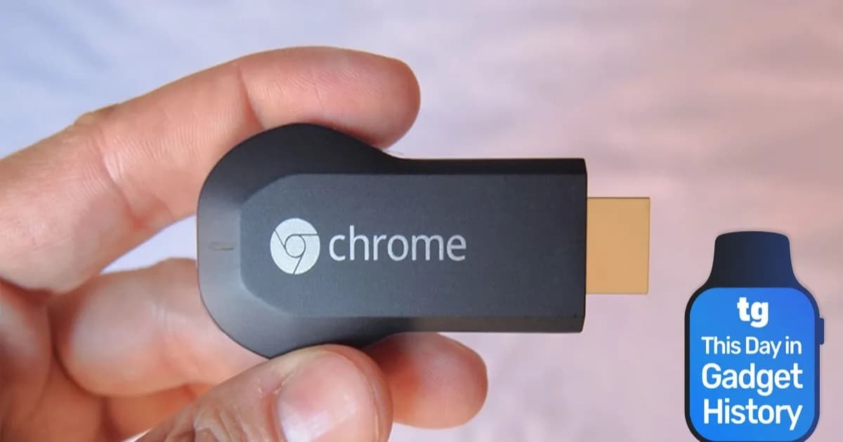 Google Chromecast generasi pertama yang dipegang tangan