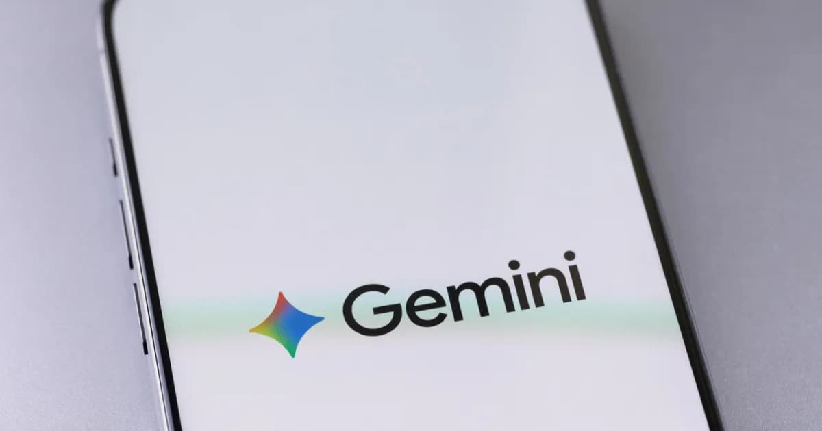 Logo Gemini Google di layar ponsel dengan latar belakang warna-warni