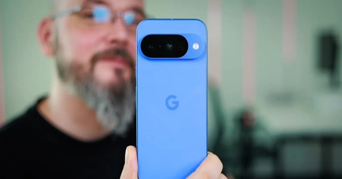 Ilustrasi Google Pixel 10 dengan layar menyala menampilkan grafik baterai yang menurun drastis