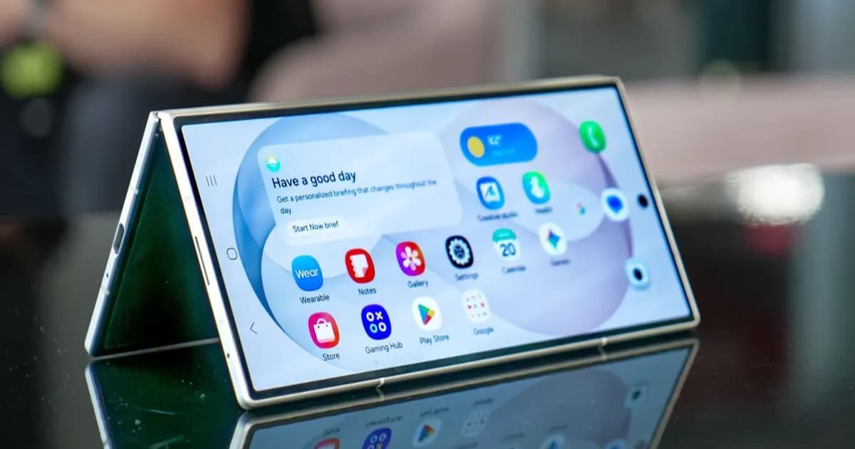 Samsung Galaxy Z Fold 8 Ultra dengan layar terbuka dan pemindai sidik jari di sisi samping