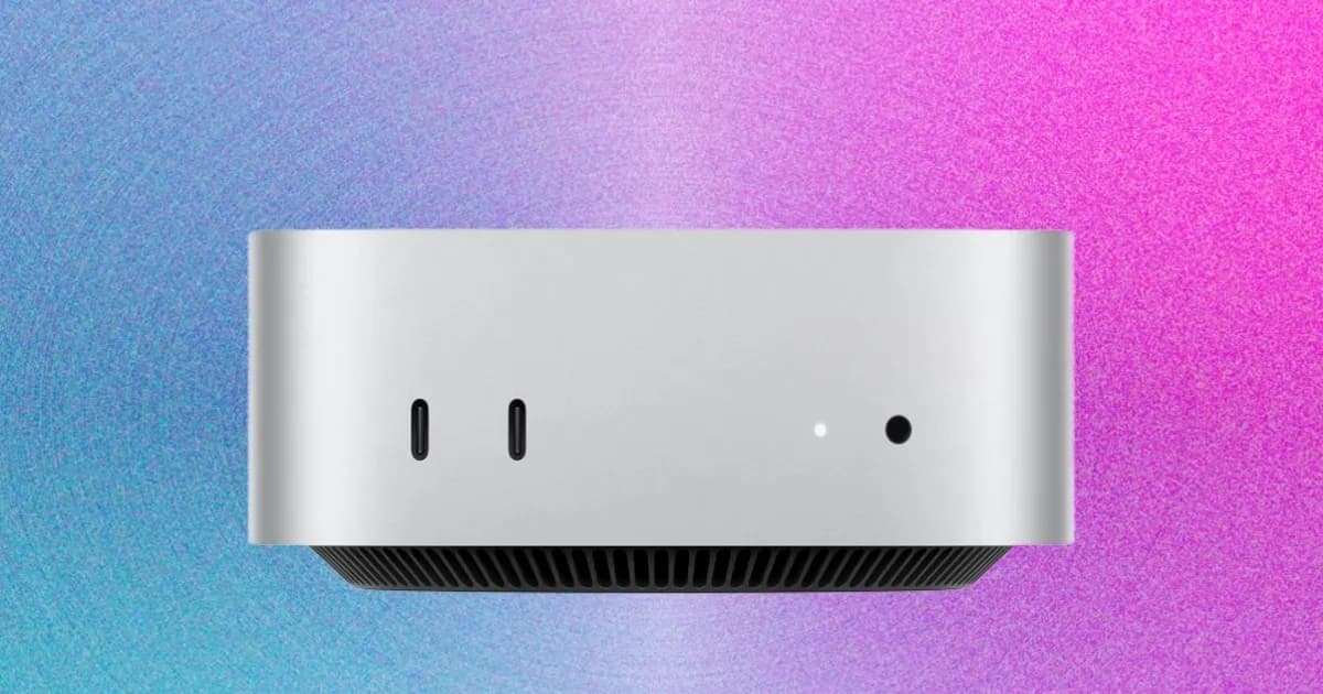 Mac Mini di atas meja dengan latar belakang ruang kerja modern