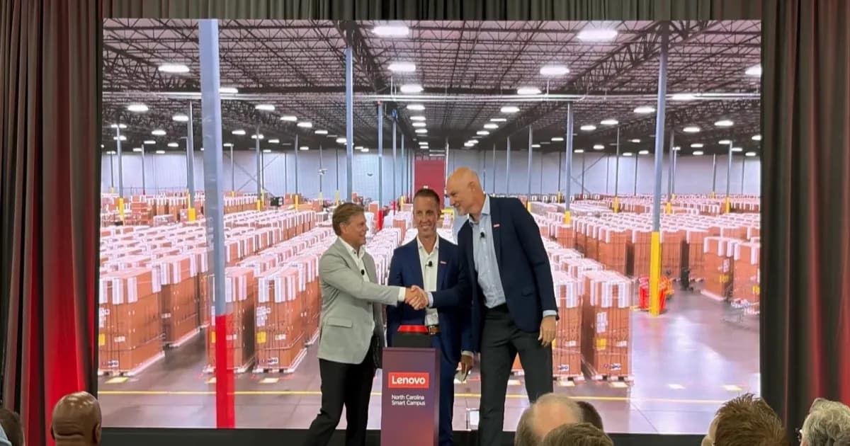 Pabrik manufaktur server AI Lenovo di Whitsett, North Carolina dengan peralatan produksi modern