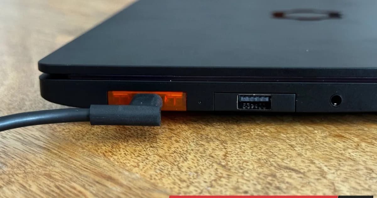 Ilustrasi pengujian performa laptop saat menggunakan baterai dan terhubung ke listrik