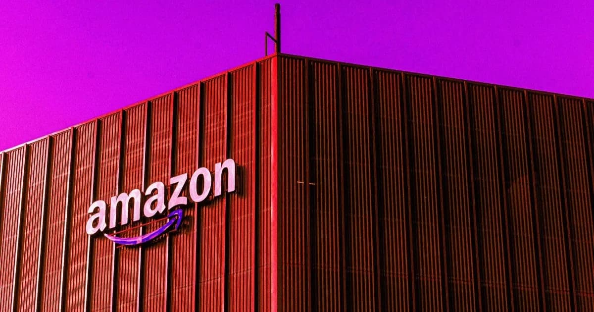Foto berwarna dari pusat logistik Amazon di Antwerp yang diolah dengan efek warna