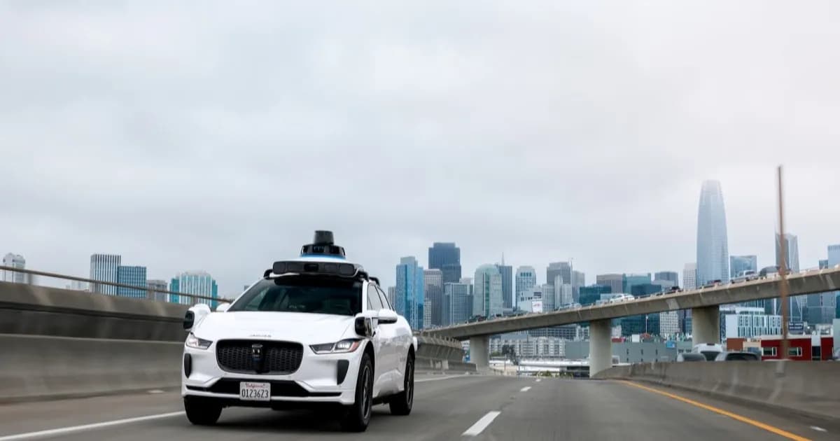 Robotaxi Waymo melaju di jalan tol Phoenix setelah pembaruan perangkat lunak
