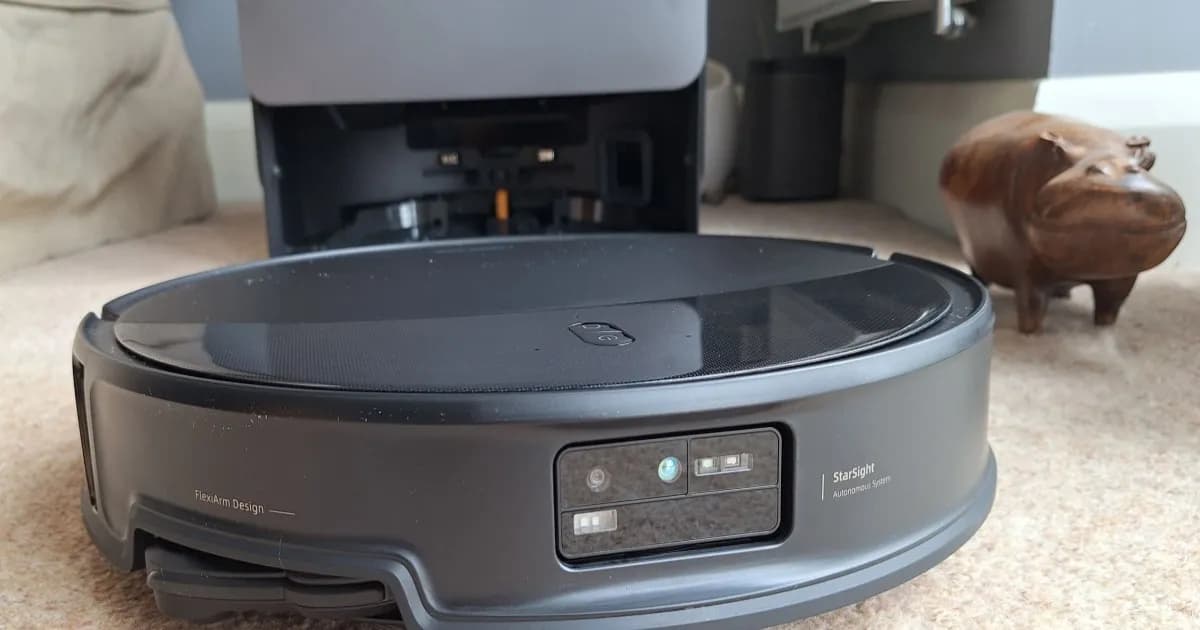 Robot vacuum modern dengan fitur pembersihan cerdas di rumah