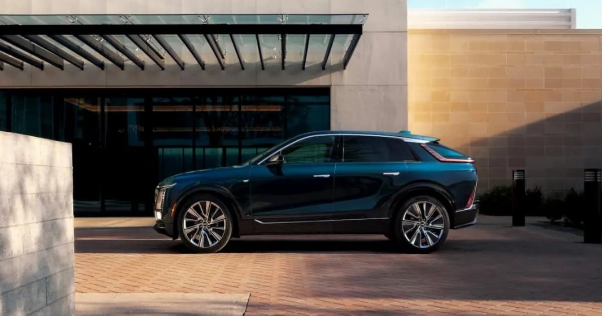 Cadillac Lyriq 2027 parkir dengan latar belakang pemandangan kota