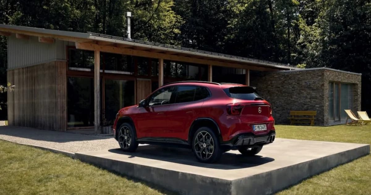Tampilan eksterior Mercedes GLA EV 2028 dengan glow grille ikonik dan lampu LED