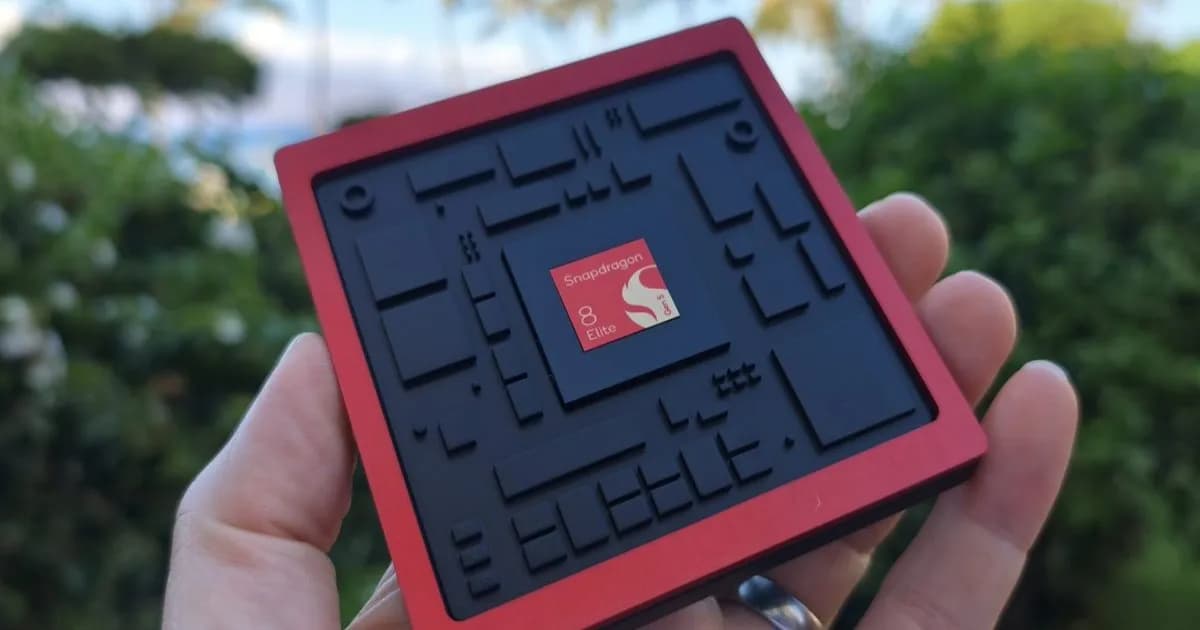 Chip Qualcomm Snapdragon 8 Gen 5 dengan latar belakang papan sirkuit hijau