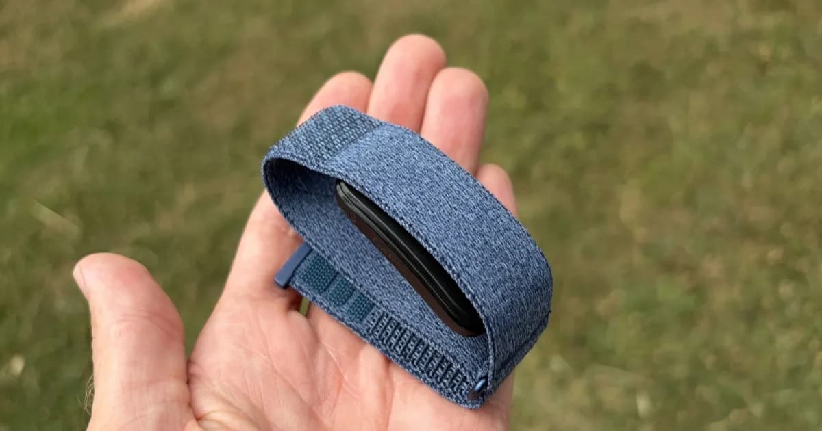 Garmin Cirqa fitness tracker tanpa layar dengan desain minimalis dan tombol fisik