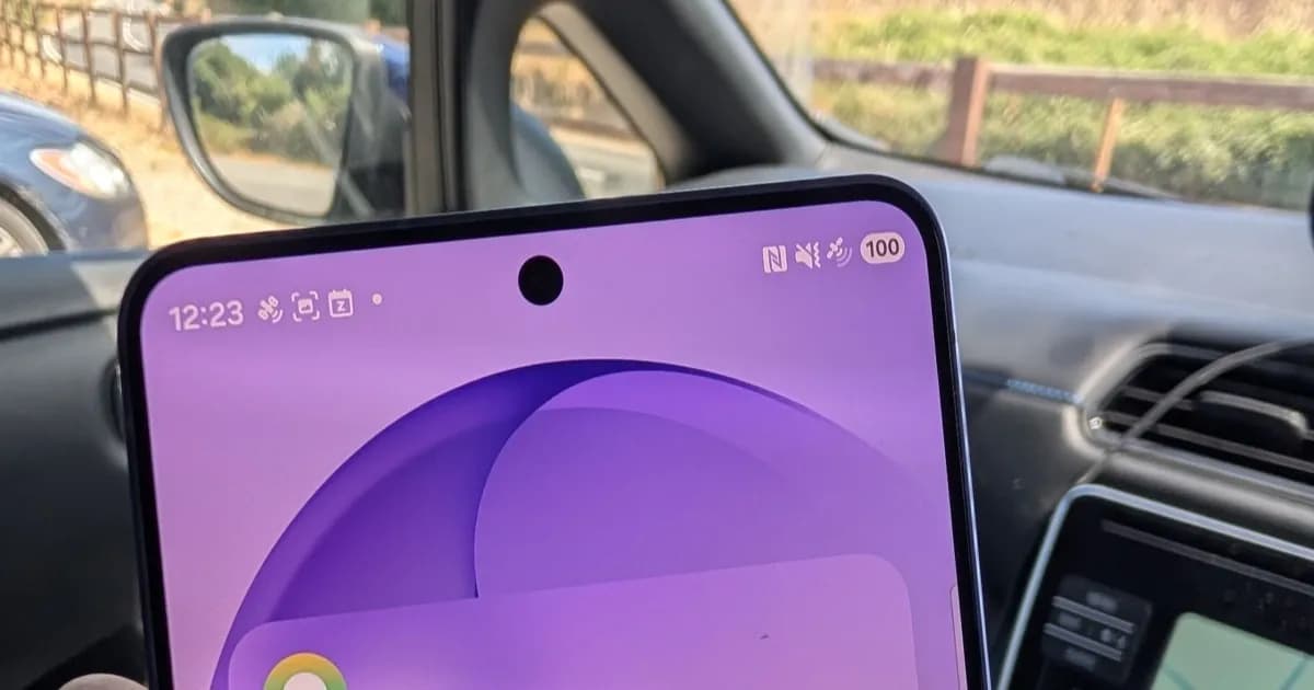 Samsung Galaxy S26 Ultra menampilkan koneksi satelit 4G dengan indikator sinyal satu bar di area tanpa sinyal seluler