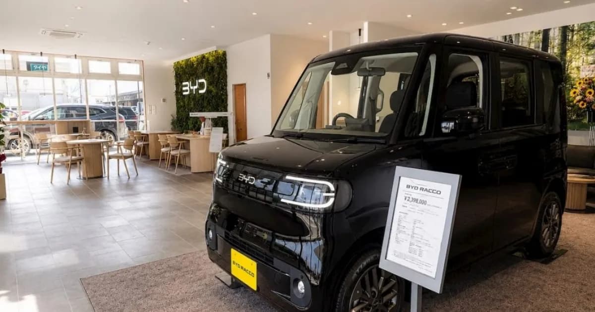BYD Racco mobil listrik kei car diparkir di showroom Jepang